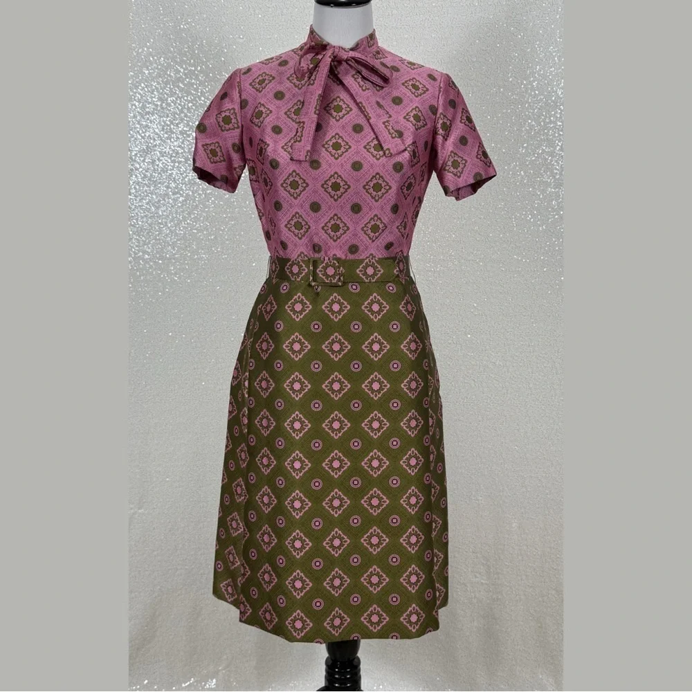Vintage 1970s Alper Schwartz Pink & Olive Geometric Tie-Neck Dress Mod Retro Mid